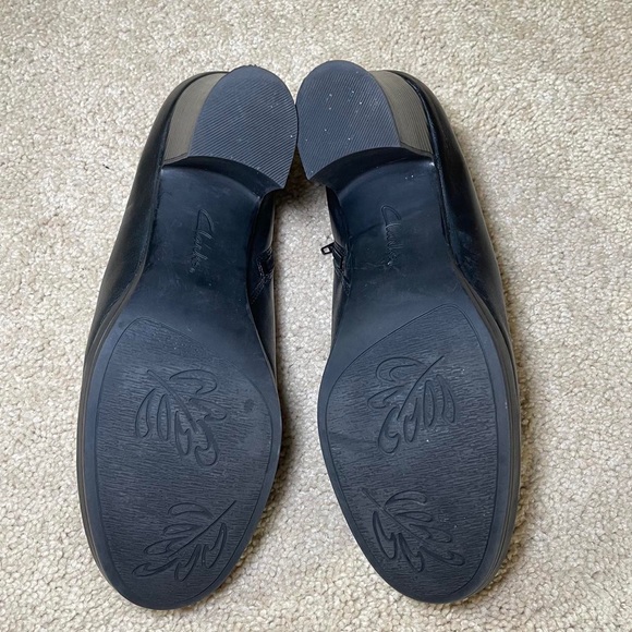 Clarks genuine leather black heeled ankle boots - Picture 6 of 7